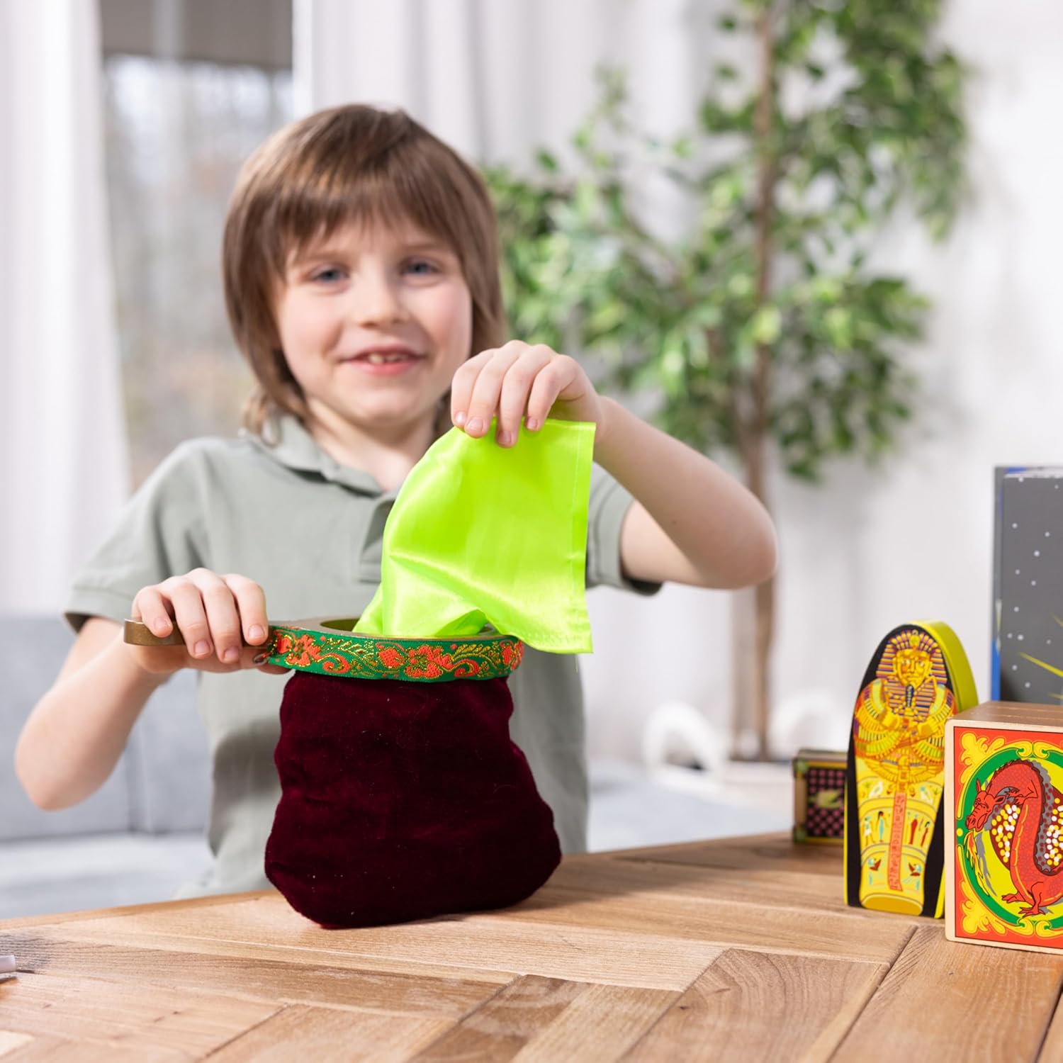 Melissa & Doug 11170 Deluxe Magic Set | Pretend Play Toy | Play Set | 8+ | Gift for Boy or Girl, Multicolor